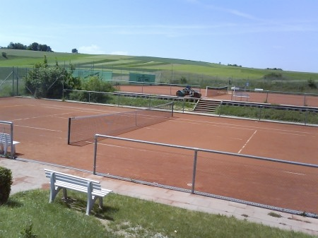 Der Tennisplatz in Mittelbrüden