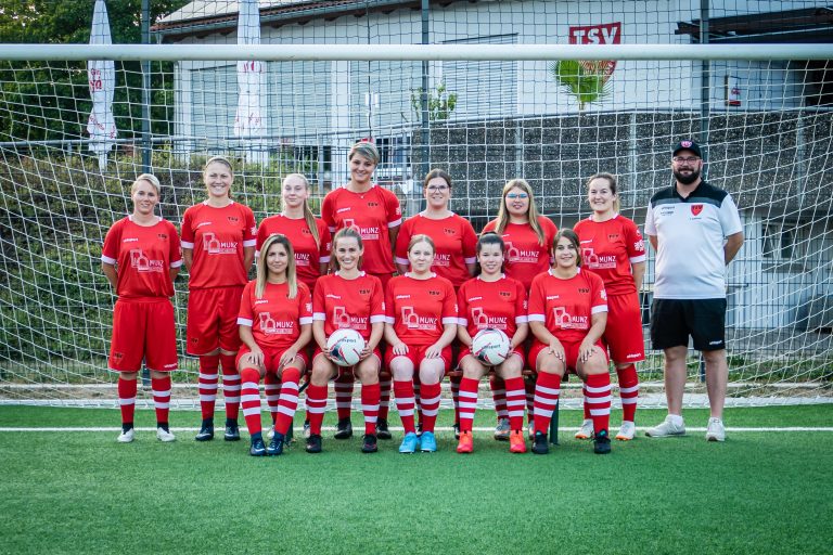Die Frauenfußballmannschaft des TSV Oberbrüden auf einem Mannschaftsfoto